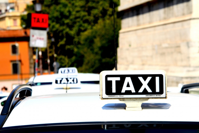 taxis-FLASSANS SUR ISSOLE-min_taxi_auto_rome_road_white-1051610